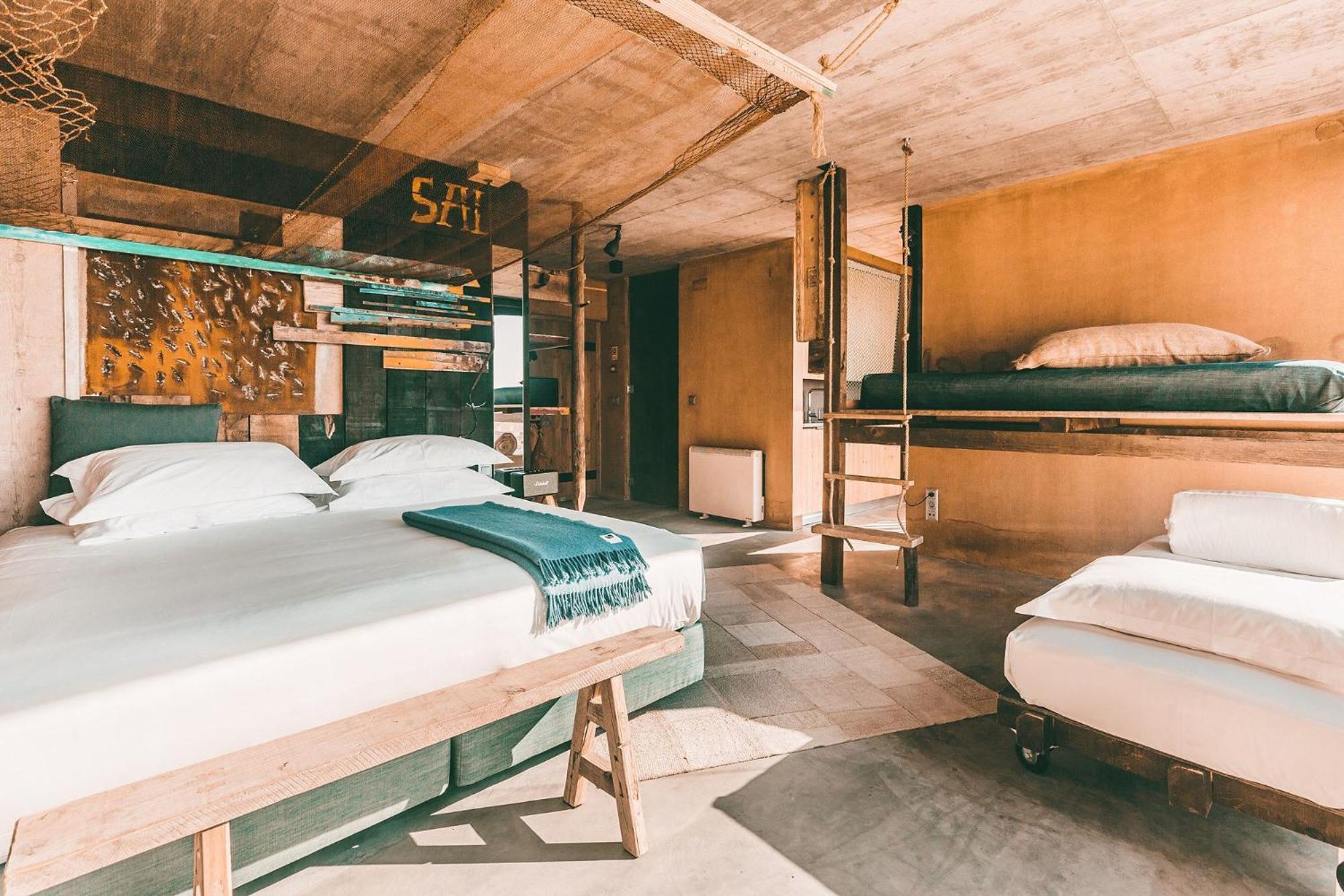Noah Surf House Portugal Hotel Santa Cruz  Ruang foto